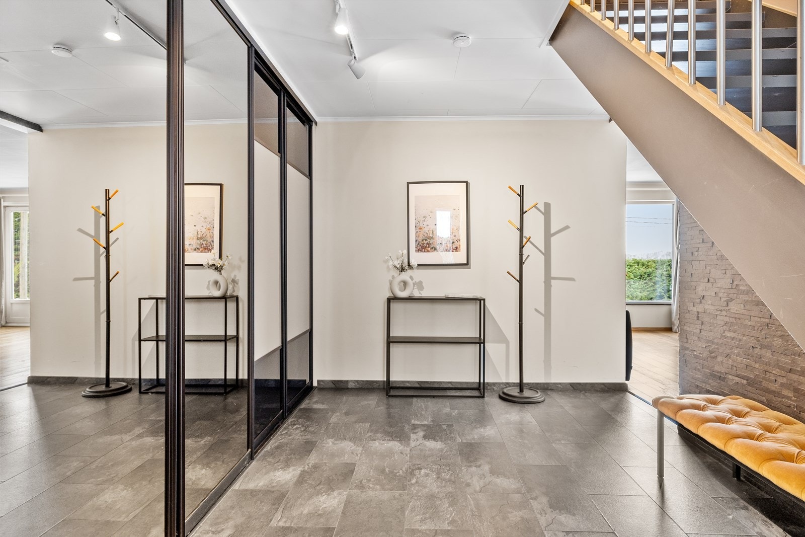 Entré og gangareal er svært praktisk utformet, spesielt for en barnefamilie. Galleribilde