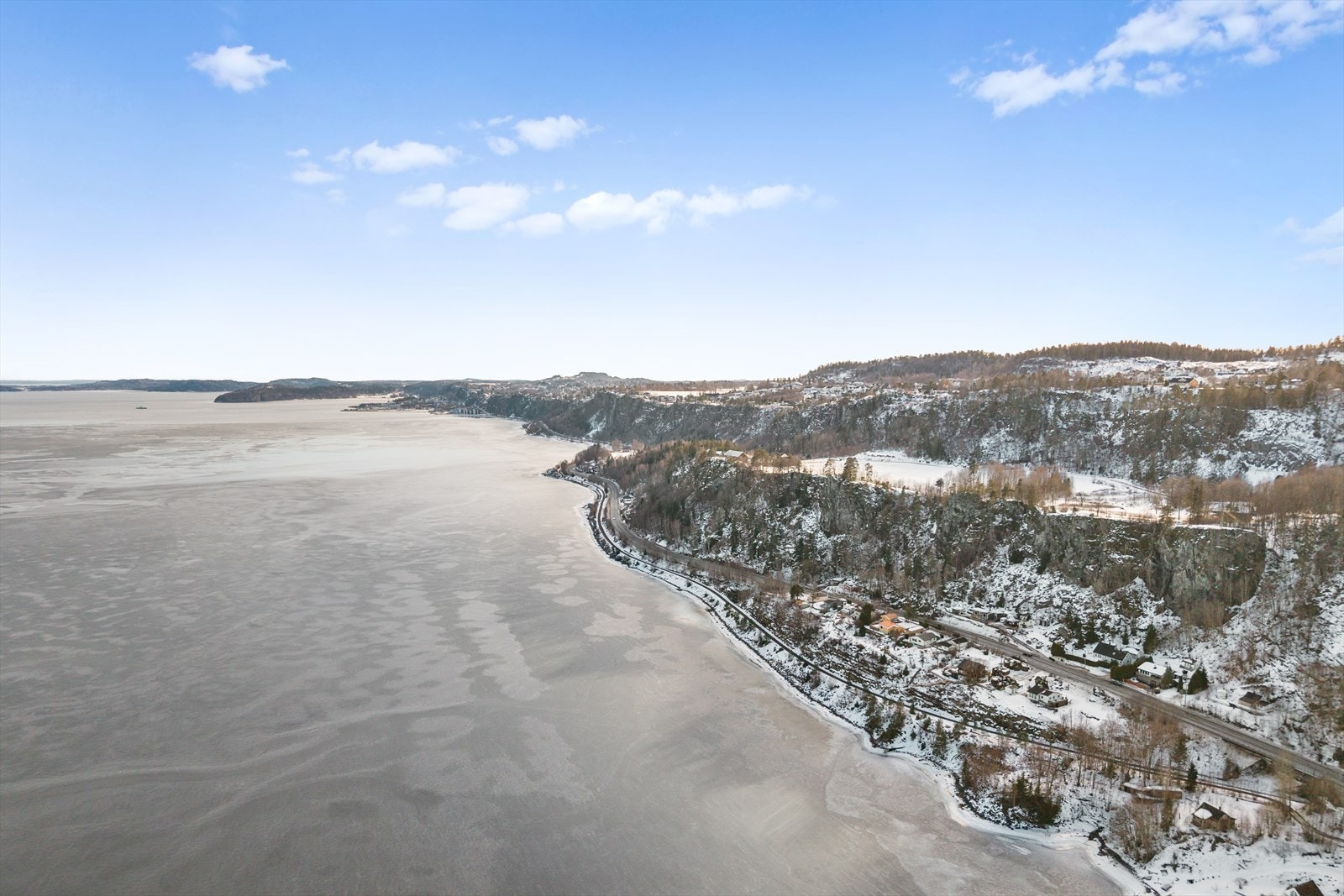 Med kort avstand til sjøen kan man nyte badeliv, båtliv og hyggelige turer langs kysten. Galleribilde