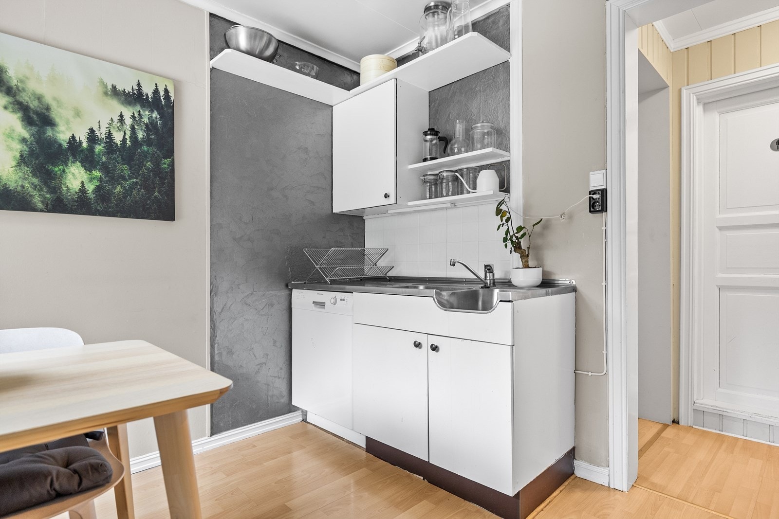 Det er integrert komfyr og platetopp, ellers løse hvitevarer. Galleribilde