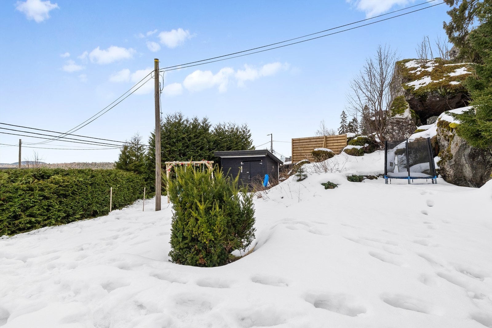 Ellers er det en fin hage med hyggelig beplanting til vår/sommer. Galleribilde