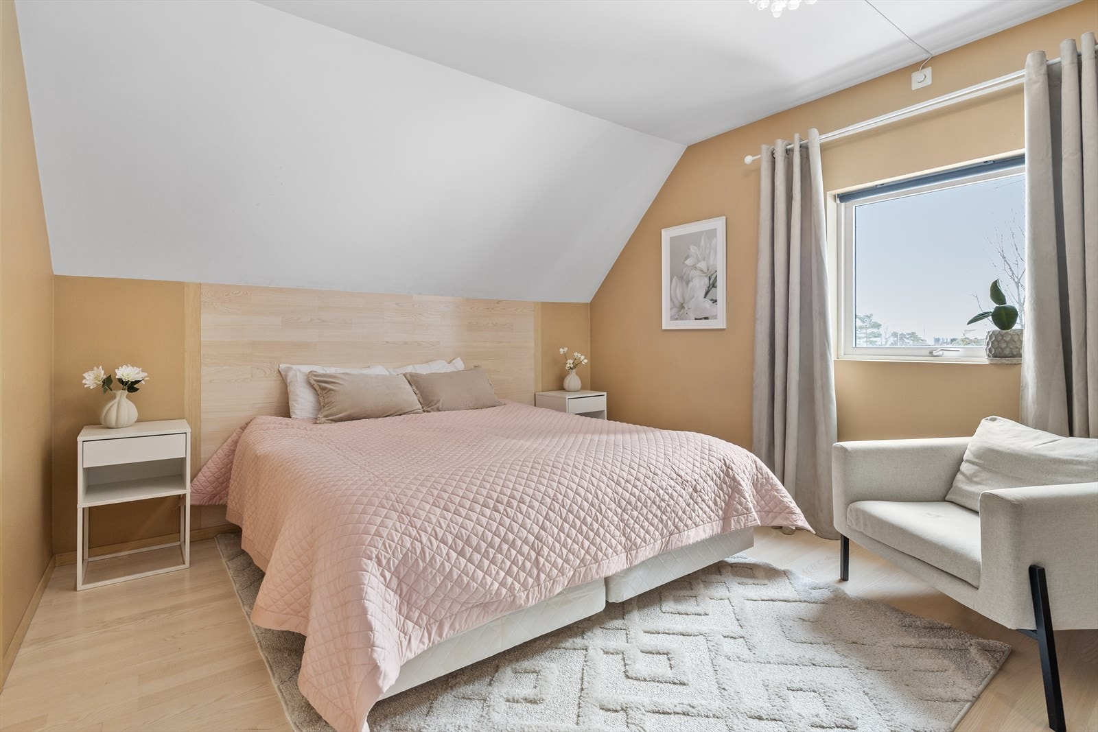 i boligens 2. etasje finner du et stort og romslig soverom i delikate farger. Galleribilde