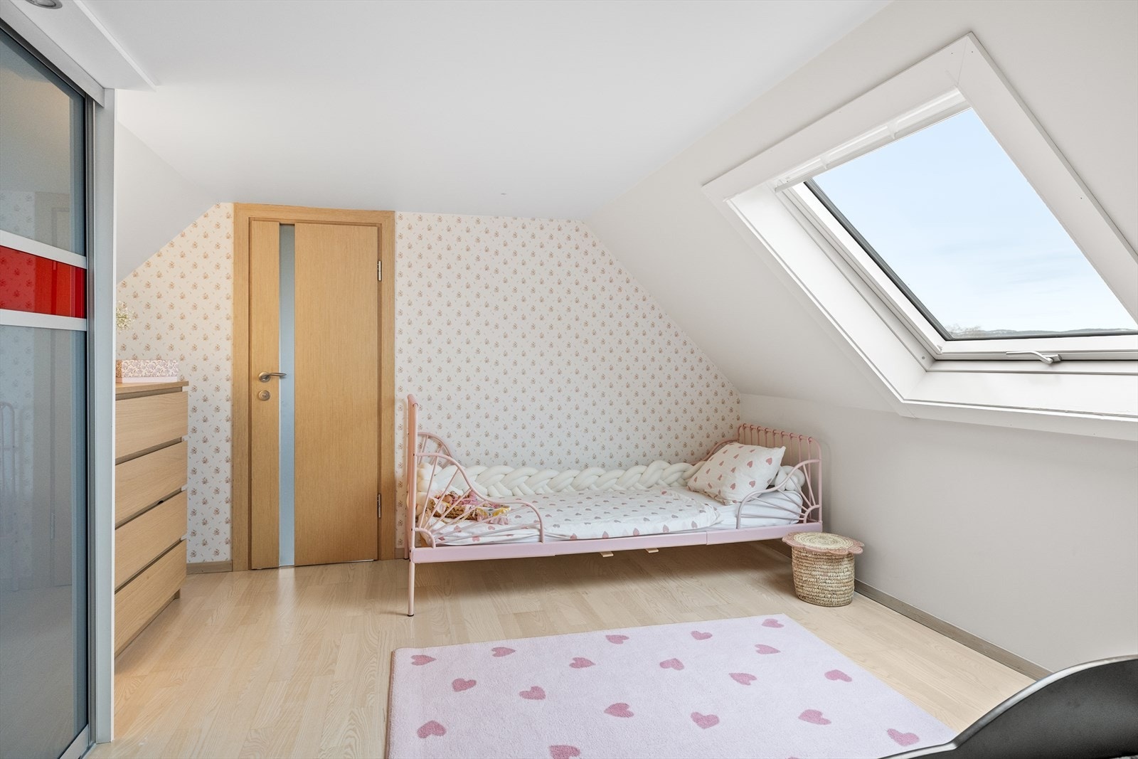 Boligens andre etasje finner du og et disponibelt rom med fine muligheter. Galleribilde