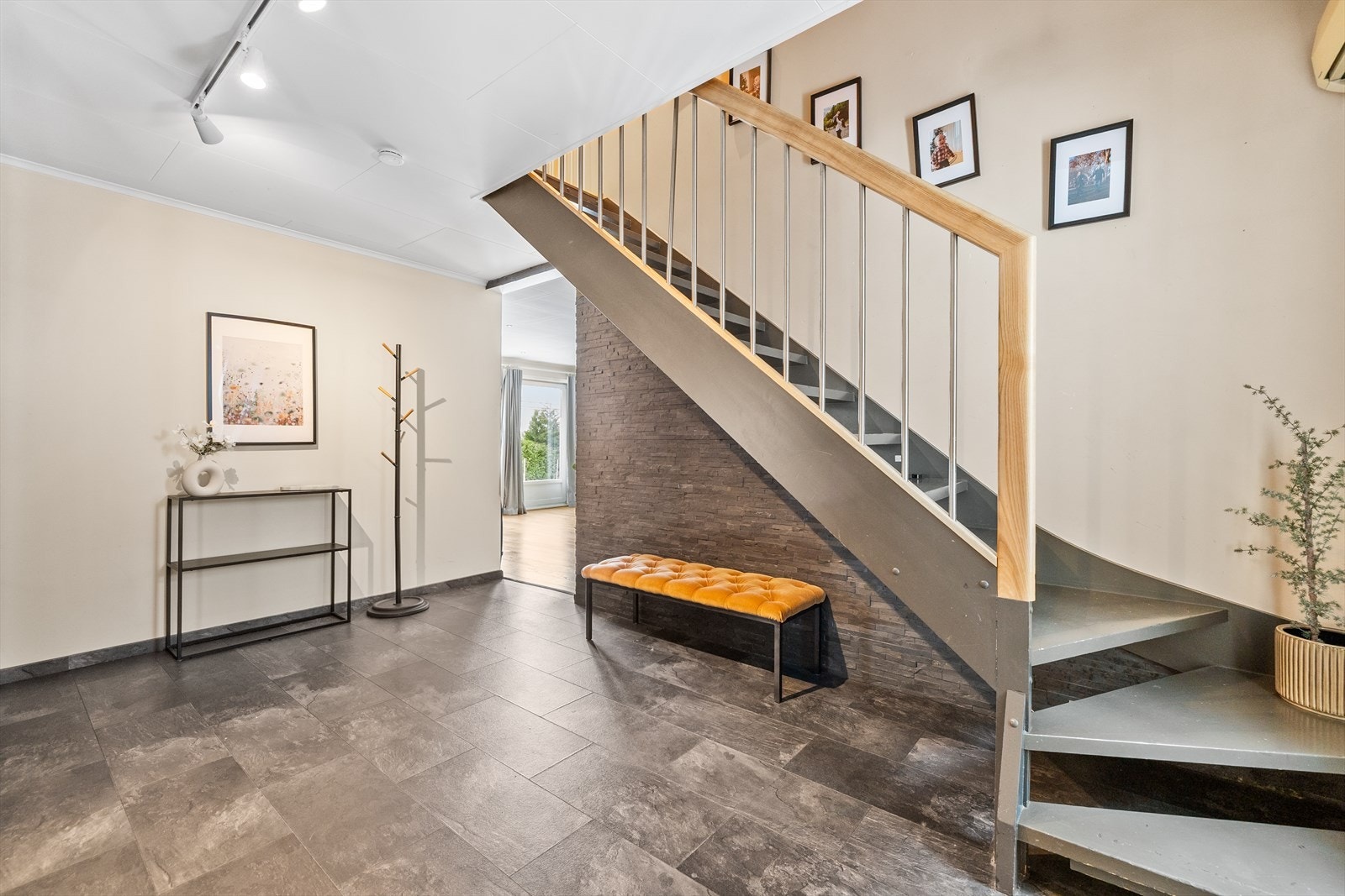 Det er en stor og romslig entré i boligen, godt for barnefamilier. Galleribilde