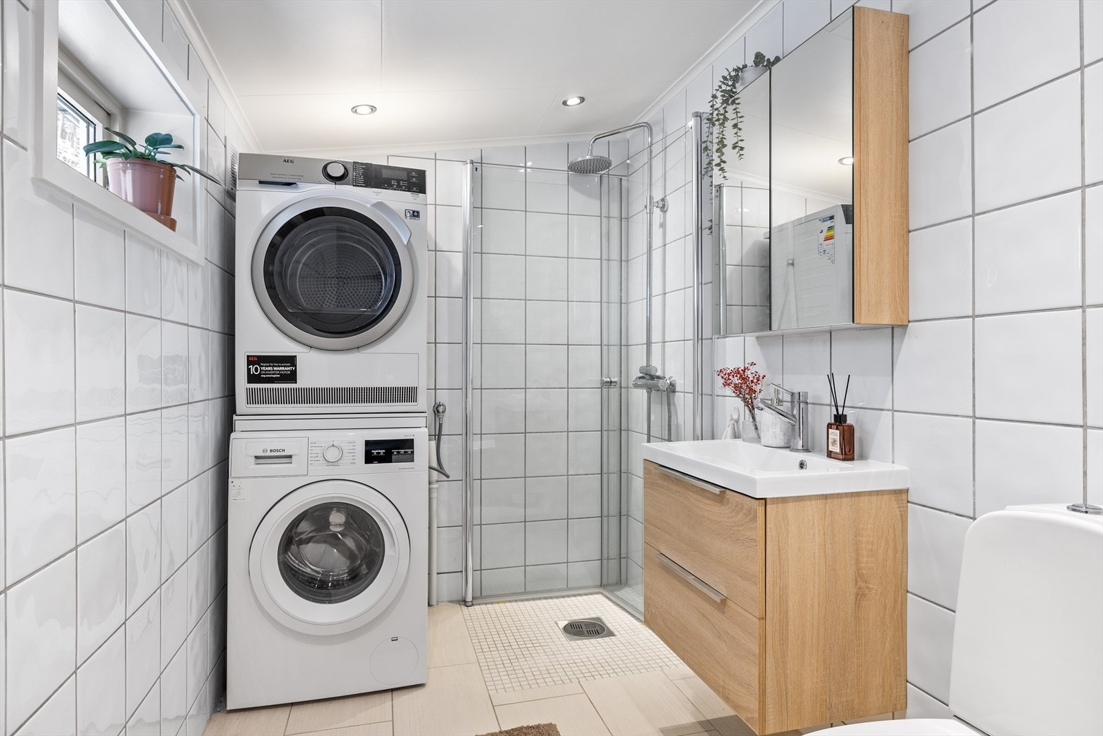 Badet i 1. etasje fungerer også som vaskerom og er helfliset med varmekabler i gulv. Galleribilde