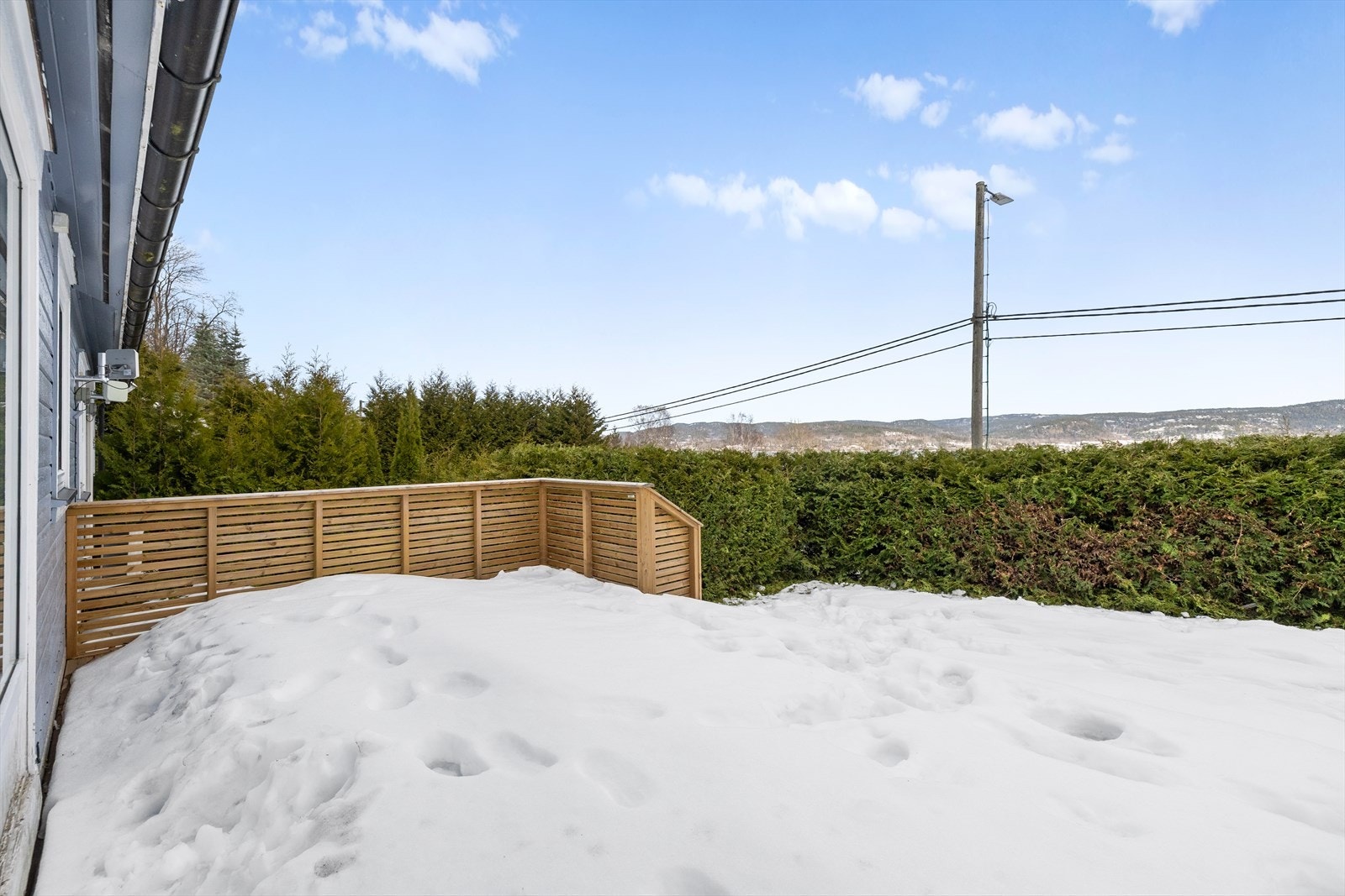 Den store terrassen, oppført i 2025, gir deg en fantastisk ramme for både rolige morgenstunder, hyggelige måltider ute. Galleribilde