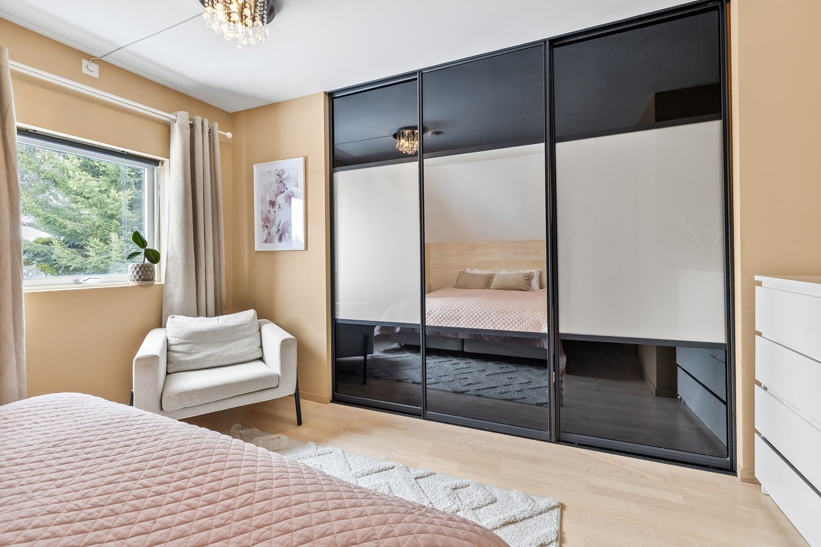 Hovedsoverommet er svært romslig og har god plass til dobbeltseng, nattbord på hver side og øvrig møblement. Galleribilde