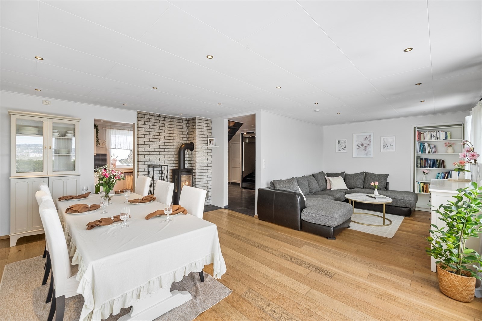 Stuen er stor og luftig, med god plass til både salong og spisegruppe. Galleribilde