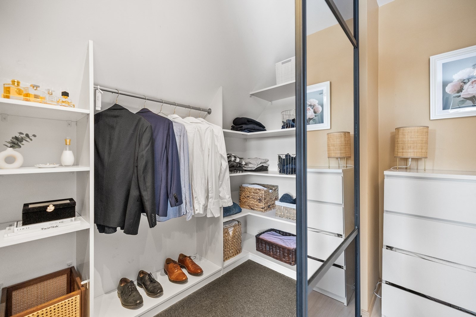 Her har du ditt eget walk-in closet som er virkelig hva du trenger på et soverom. Galleribilde