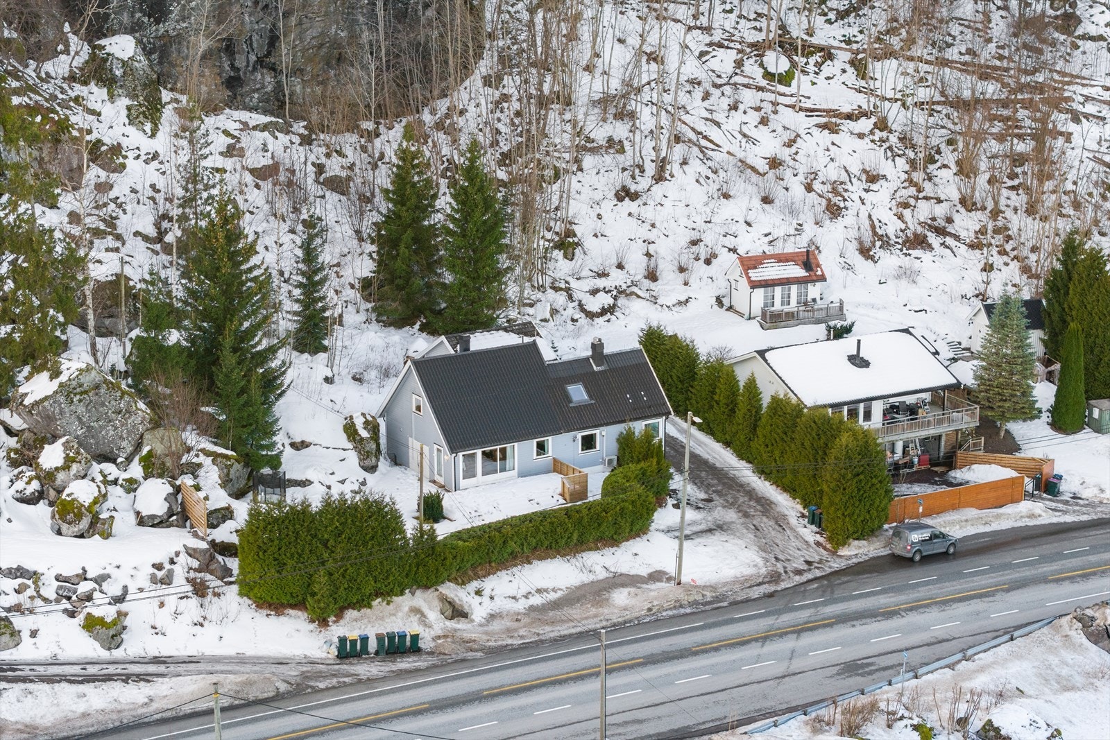 Velkommen til Fjordveien 57 - en innholdsrik enebolig med idyllisk beliggenhet, usjenert tomt og panoramautsikt mot sjøen. Galleribilde
