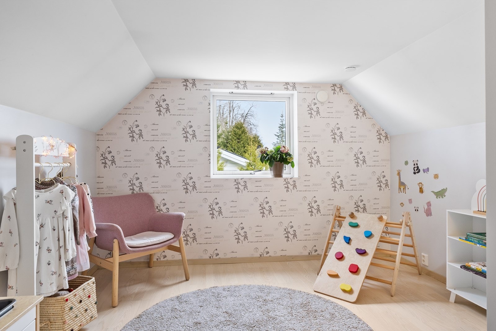 Videre finner du enda et godt rom i 2. etasje. Dette rommet og disponibelt rom er kun angitt som loftsrom i bygningstegningene. Galleribilde