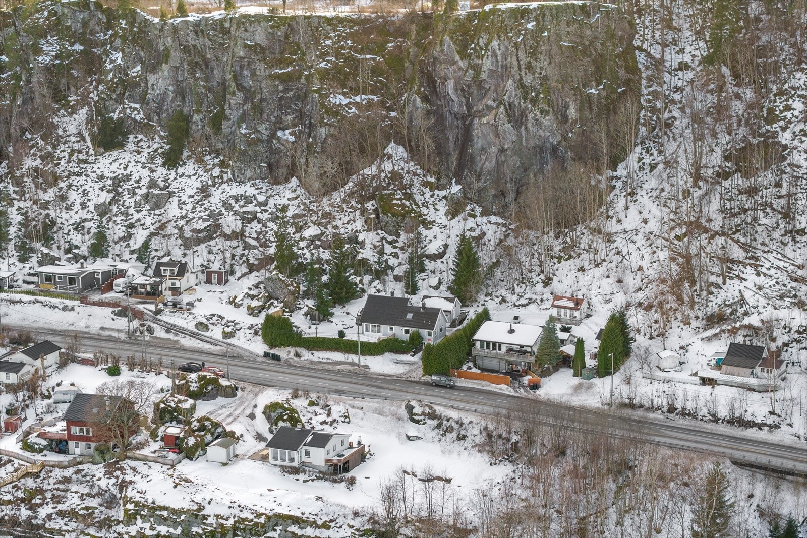Eiendommen passer perfekt for førstegangskjøpere, et par eller en liten barnefamilie som ønsker mye plass, flotte uteområder og en bolig med flere bruksmuligheter. Galleribilde