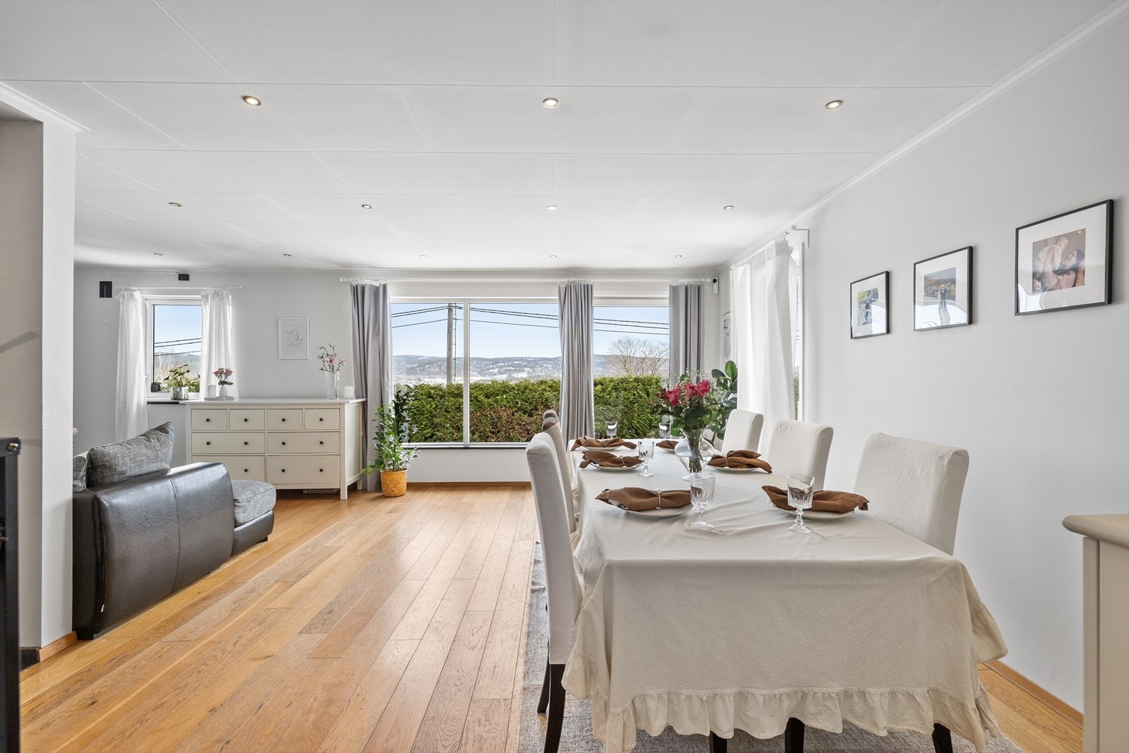 Innvendig fremstår hoveddelen som både romslig og innbydende, med de fleste overflater er oppusset i senere år. Galleribilde