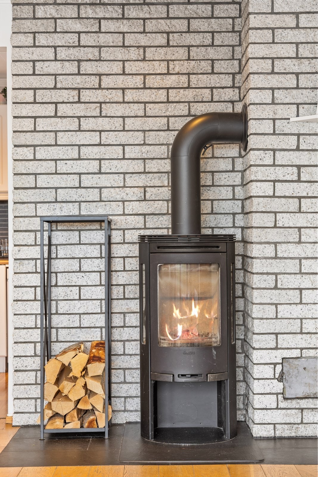 I tillegg finner du en koselig peis, som bidrar til varme og hygge på kalde høst- og vinterdager. Galleribilde