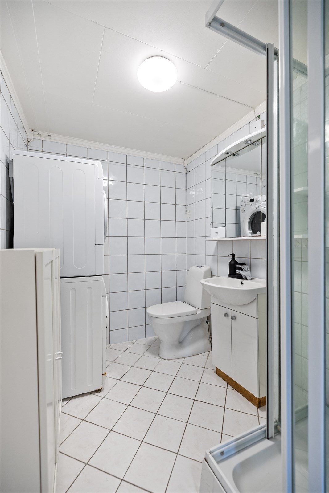 Badet er flislagt med elektriske varmekabler. Galleribilde