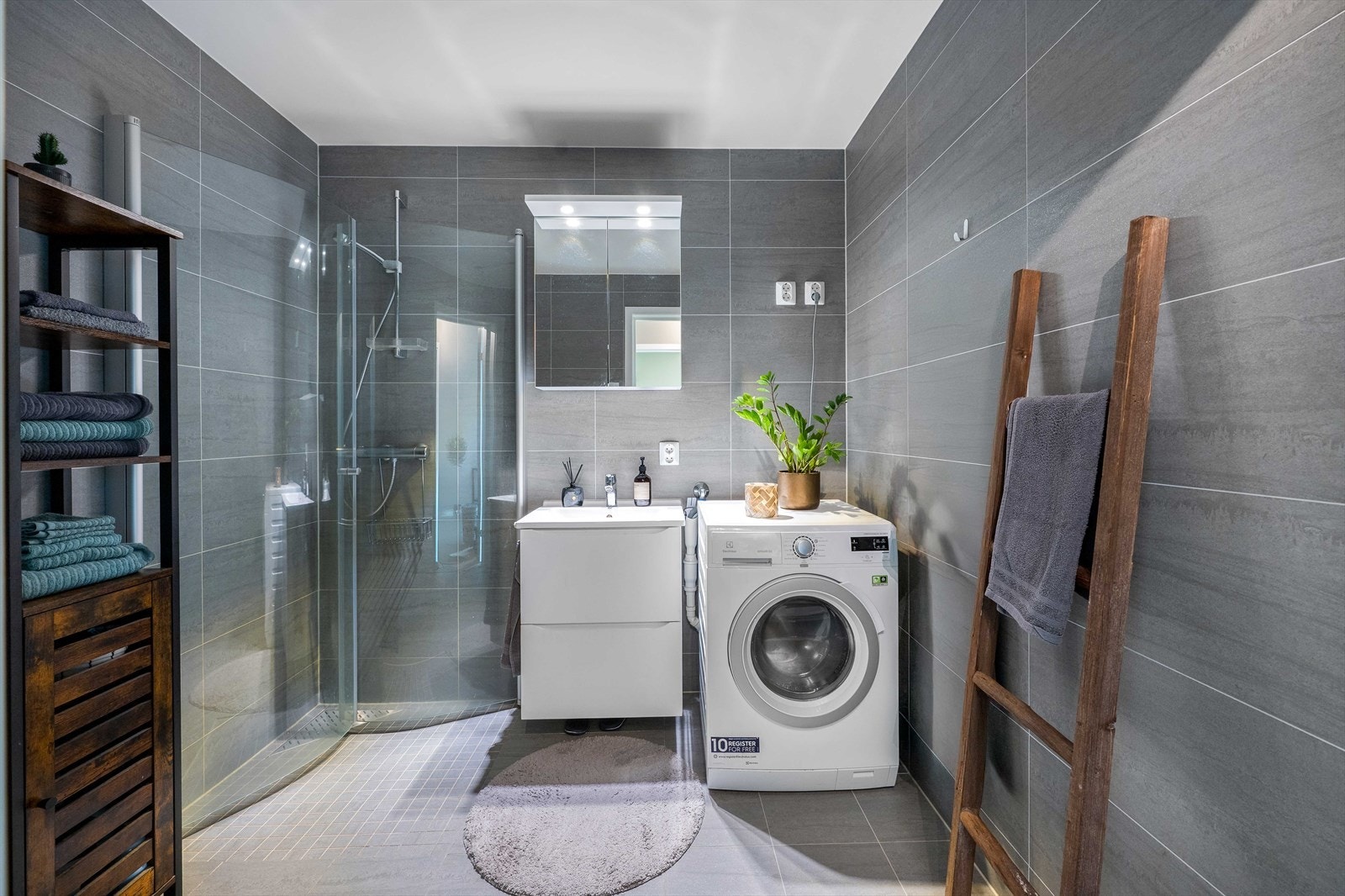 Badet har en fin størrelse med plass til nødvendig innredning og ytterligere møblement om ønskelig Galleribilde