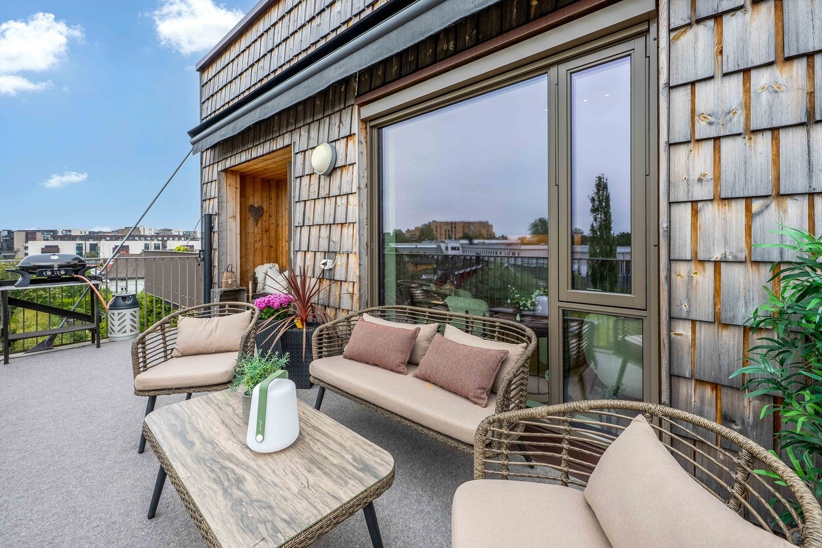 Balkongen vender mot sydvest og gir flotte solforhold fra formiddag til solnedgang. Galleribilde