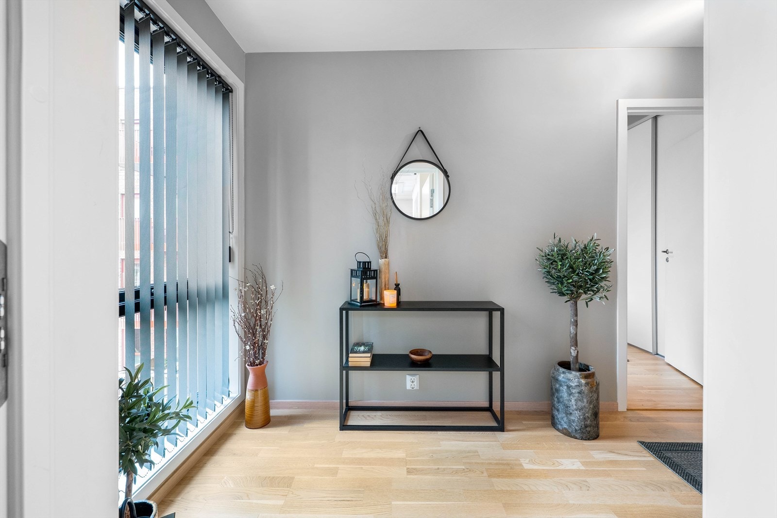 Den gjennomgående planløsningen med store vinduer på tre yttervegger gjør leiligheten svært lys, mens byggets plassering gir lite innsyn til de fleste rommene Galleribilde