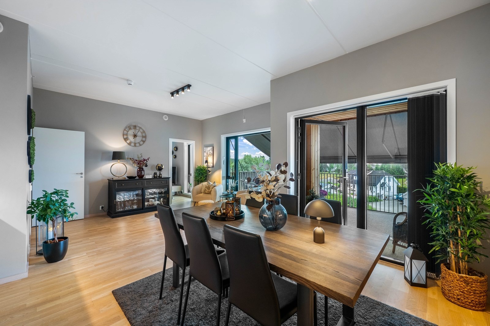 De store vindusflatene slipper inn godt med dagslys, uten innsyn. Det er utgang til sydvestvendt balkong på hele 17 kvm. Galleribilde