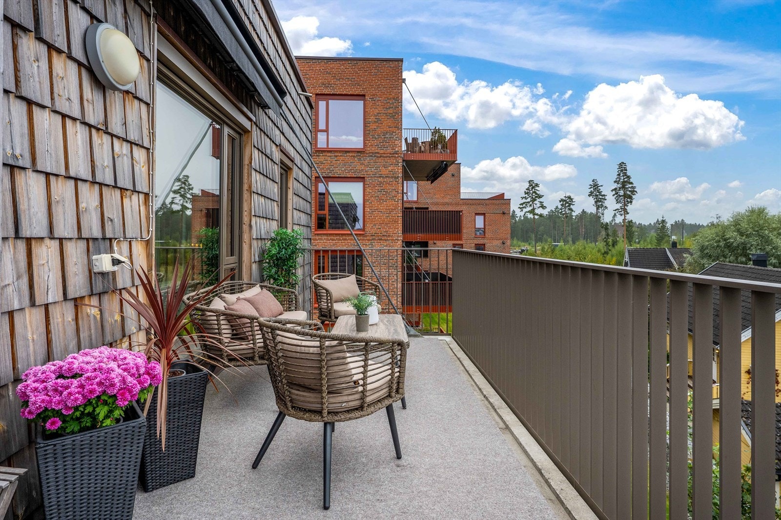 Det er kun småhusbebyggelse foran balkongen som gjør uhindret solforhold fra formiddagen Galleribilde