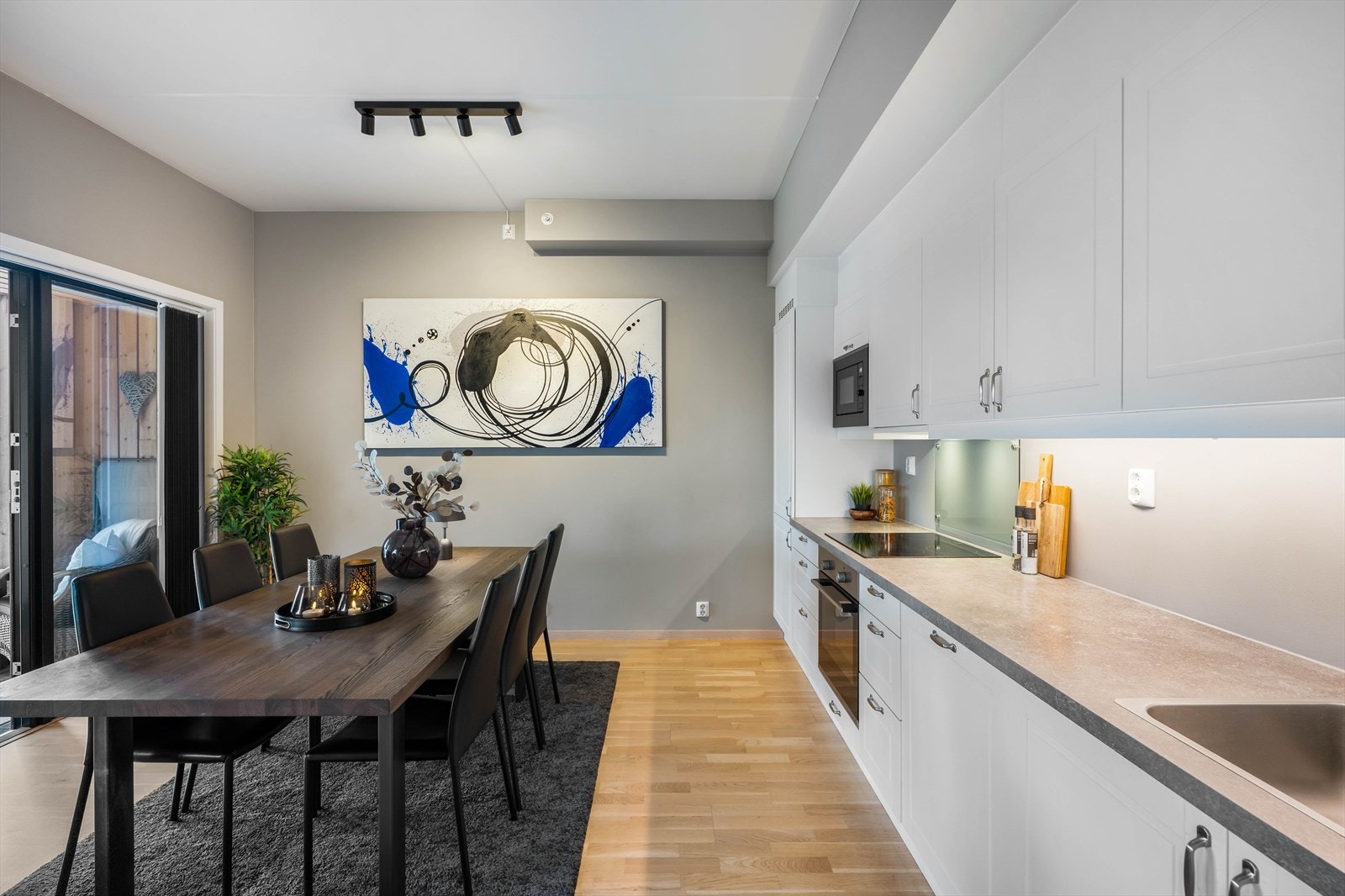 Ved å flytte spisebordet lenger ut, eller et mindre spisebord, er det plass til å utvide kjøkkeninnredning med f.eks. kjøkkenøy Galleribilde