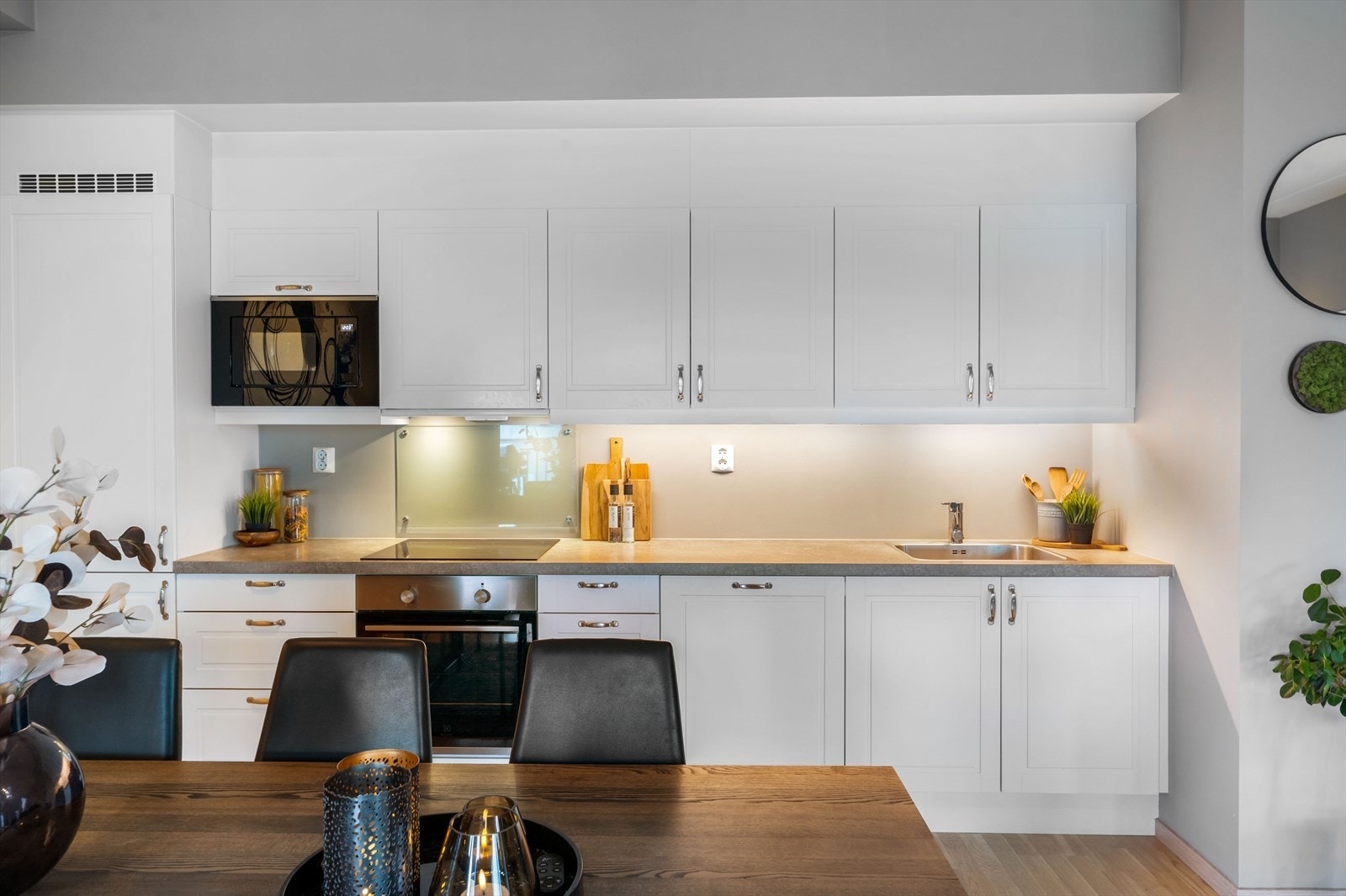 Kjøkkenet er av typen Sigdal Bello med tilvalg på fronter, håndtak, nedfelt kum og hvitevarer Galleribilde