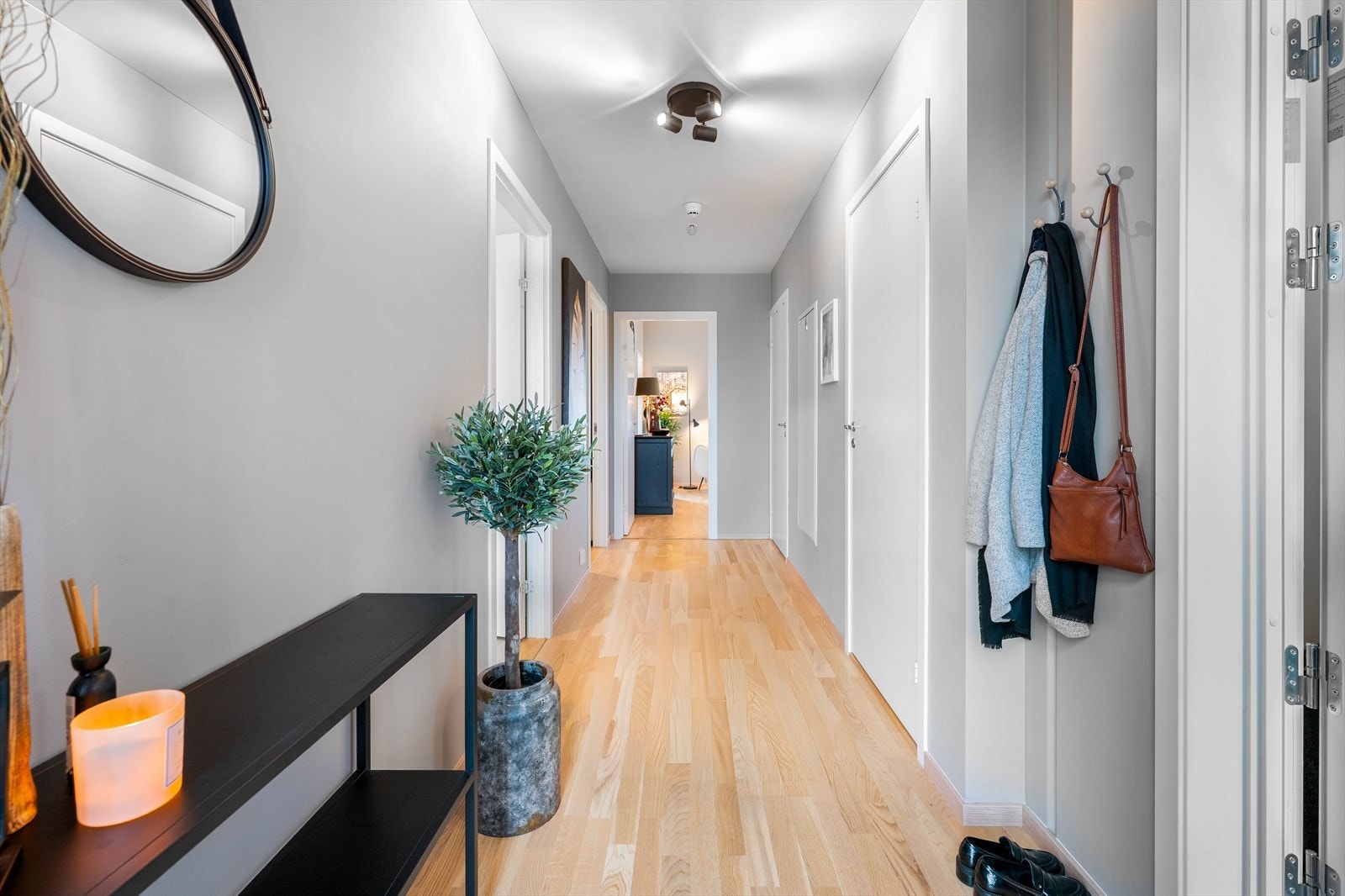 Gangen er lys og innbydende. Herfra har du to soverom på venstre side, bad og bod til høyre, samt stuen og kjøkkenet rett frem Galleribilde