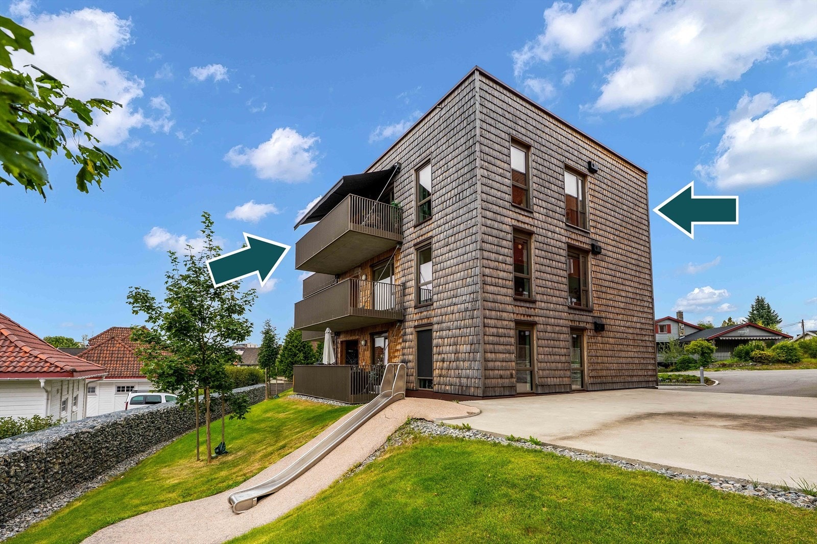 Bygget ligger litt utenfor resterende blokkbebyggelse, som gjør den skjermet fra støy og innsyn. I tillegg er det kun 6 leiligheter i bygget. Galleribilde