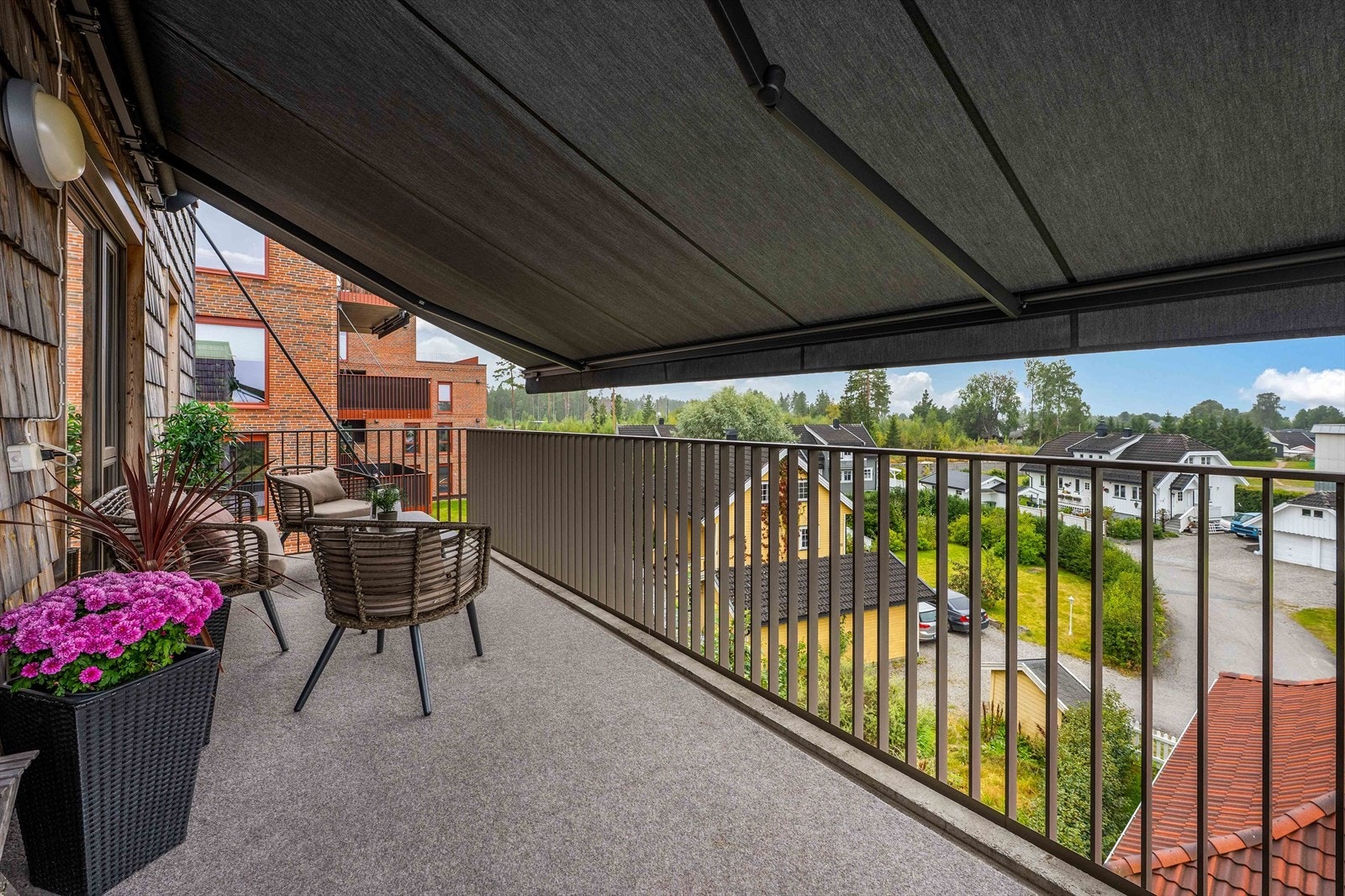 Den store markisen gjør uterommet tørt og lunt selv på regnværsdager, i tillegg til at leiligheten holdes i sval temperatur på de varmeste dagene Galleribilde