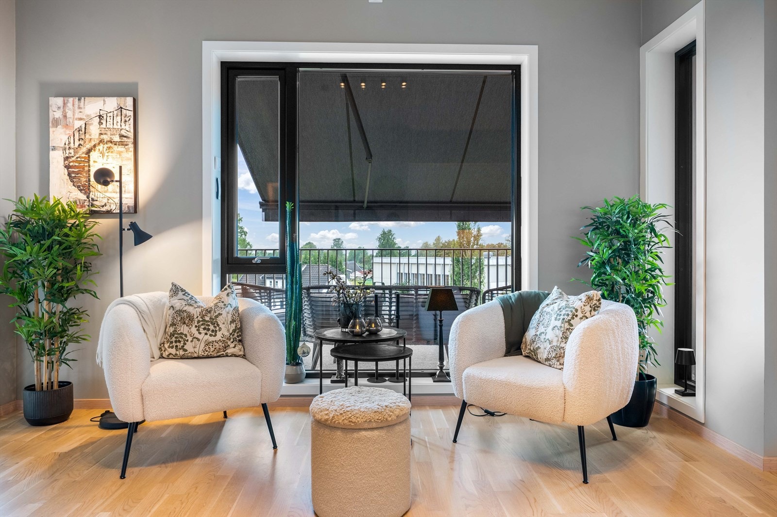 Flere store vindusflater fra gulvet, kombinert med den gode takhøyden gir rommet en god og luftig følelse. Det er montert screens på dette vinduet. Galleribilde