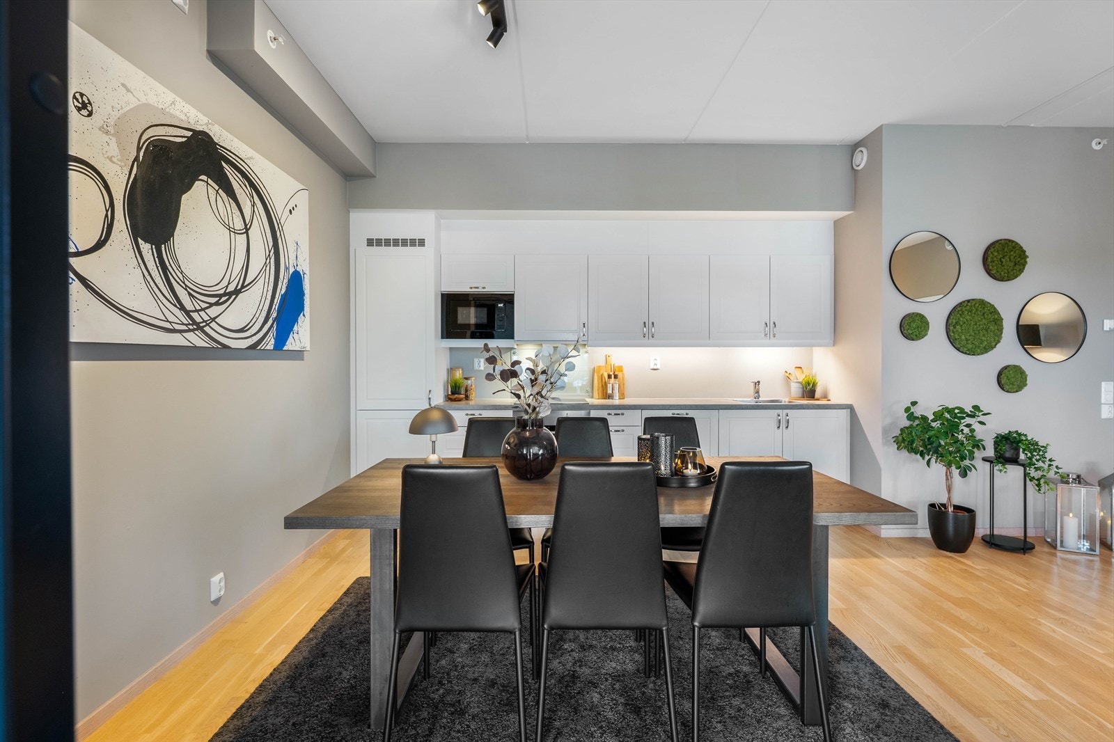 Her er det plass til et stort spisebord, men også mulighet for å sette inn kjøkkenøy for å gi betraktelig mer skap- og benkeplass ved behov Galleribilde