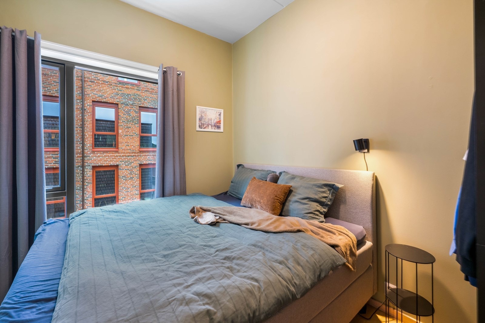 Soverom 2 er også av god størrelse med plass til dobbeltseng og garderobemøblement Galleribilde