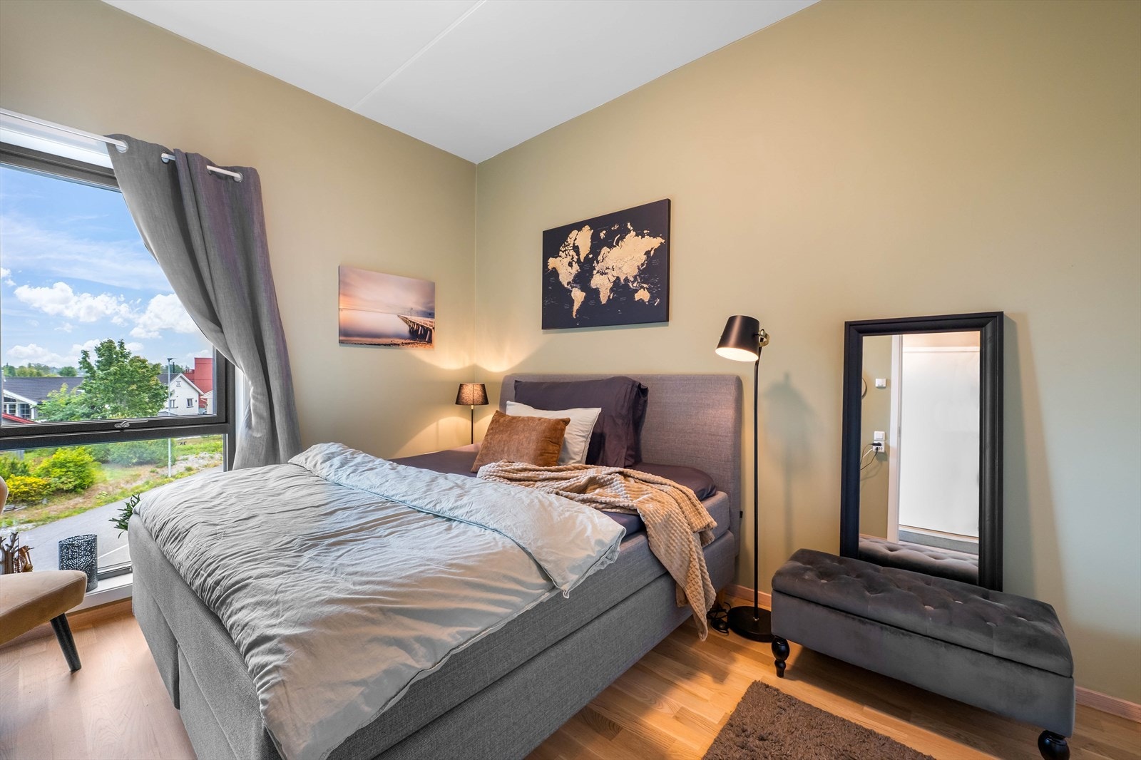 Hovedsoverommet ligger innenfor entréen/gangen. Rommet er av svært god størrelse, med plass til dobbeltseng og annet ønsket møblement. Vinduet vender mot eneboligbebyggelsen har elektriske screens. Galleribilde