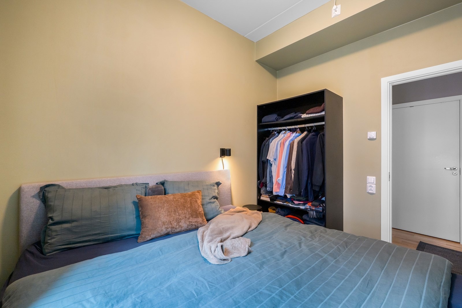 Dette rommet ligger vegg i vegg med de resterende to soverommene og rett over gangen for badet. Galleribilde