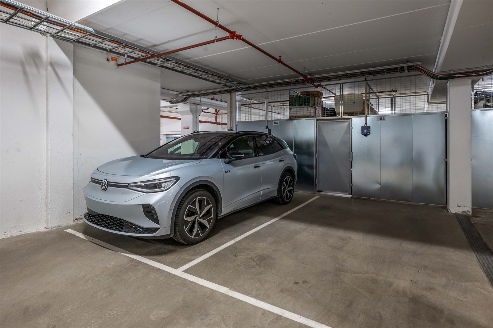 Med leiligheten følger det én garasjeplass. Det er mulig å kjøpe garasjeplass nr. 2 for kr. 350.000. Plassen til venstre på bildet er plassen som kan kjøpes i tillegg. Galleribilde