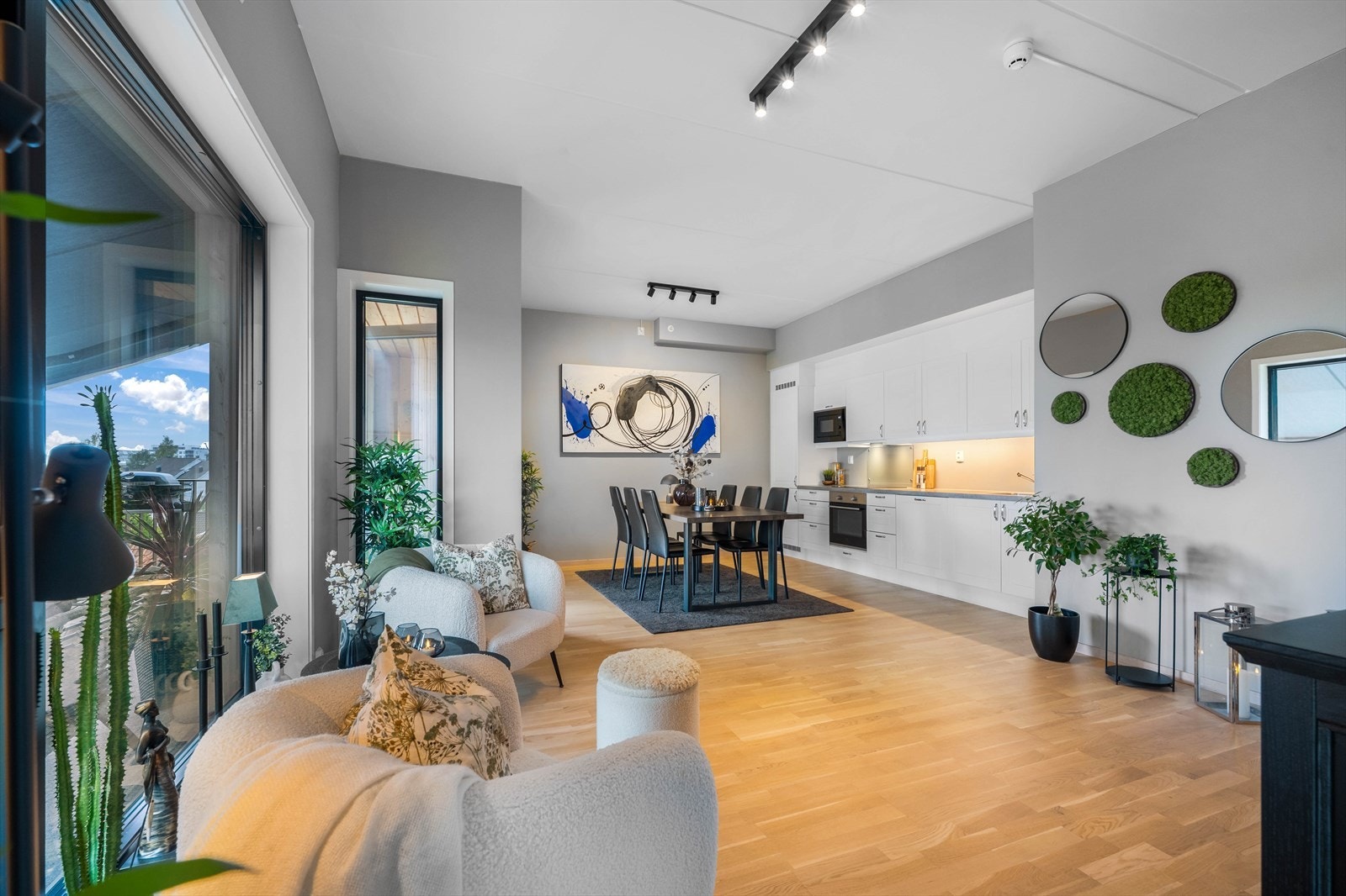 Leiligheten har en romslig og åpen kjøkken/stueløsning, hvor den høytliggende beliggenheten gir null innsyn Galleribilde