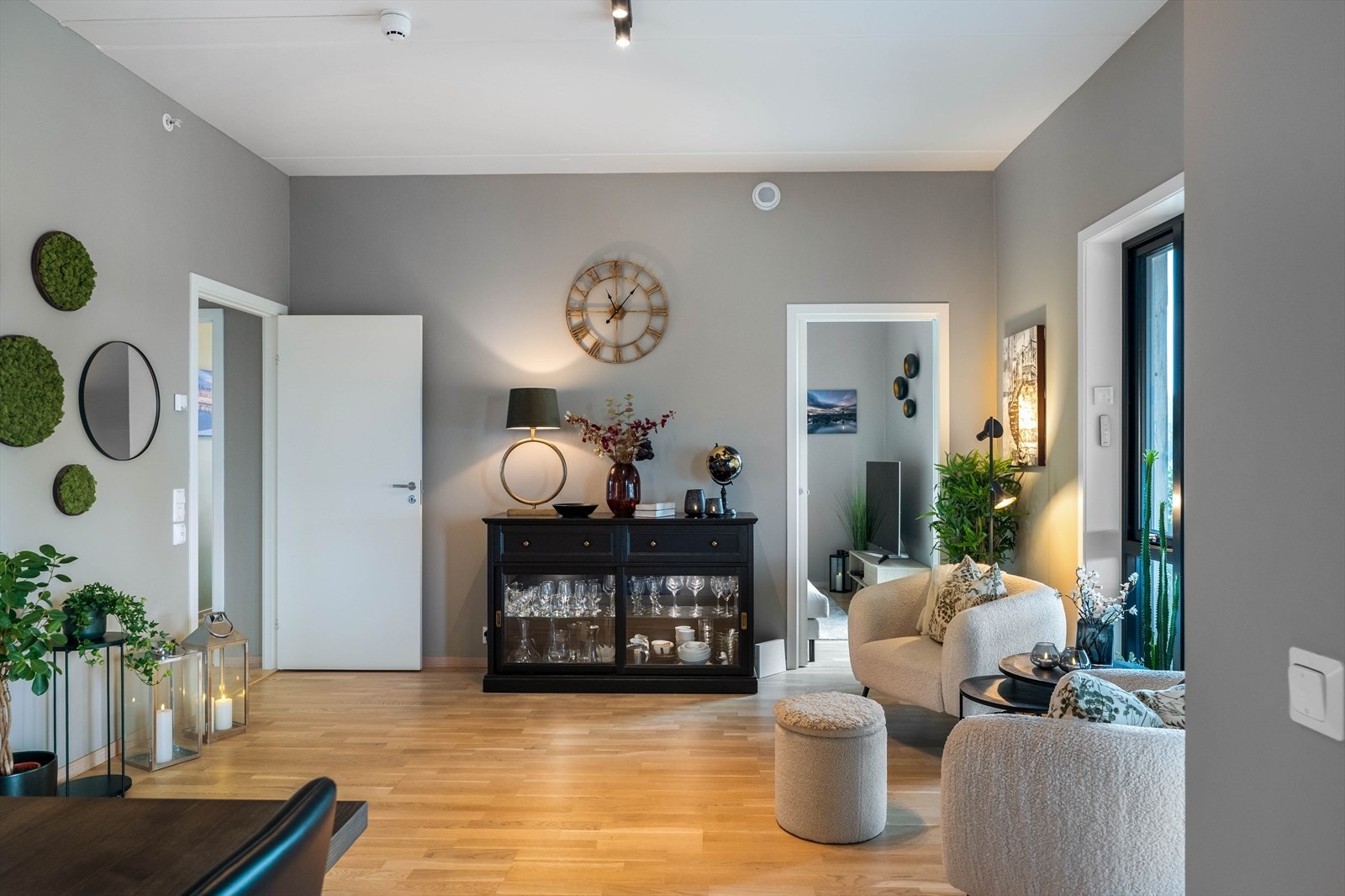 Stuen er i dag innredet som en sosial sone. Veggen mot det tredje soverommet er i følge brukermanualen forsterket med mulighet for vegghengt TV. Galleribilde