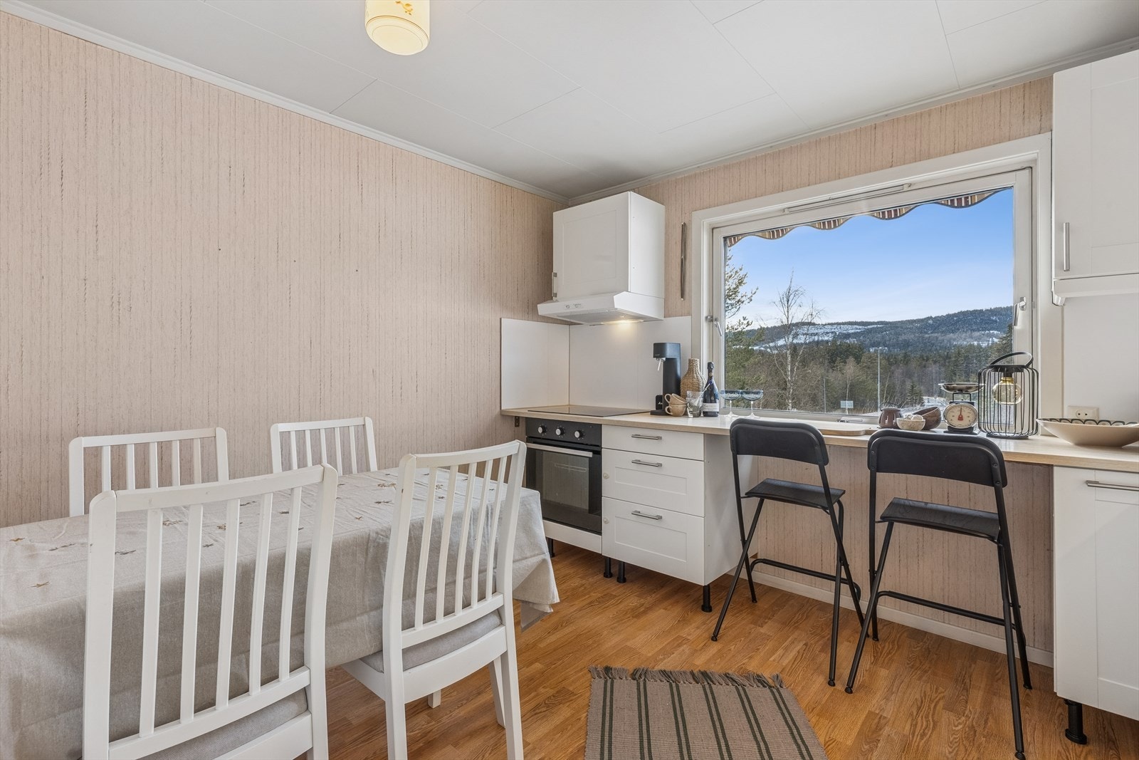 Plass til spisebord på kjøkkenet - hyggelig til hverdagsmåltidene Galleribilde