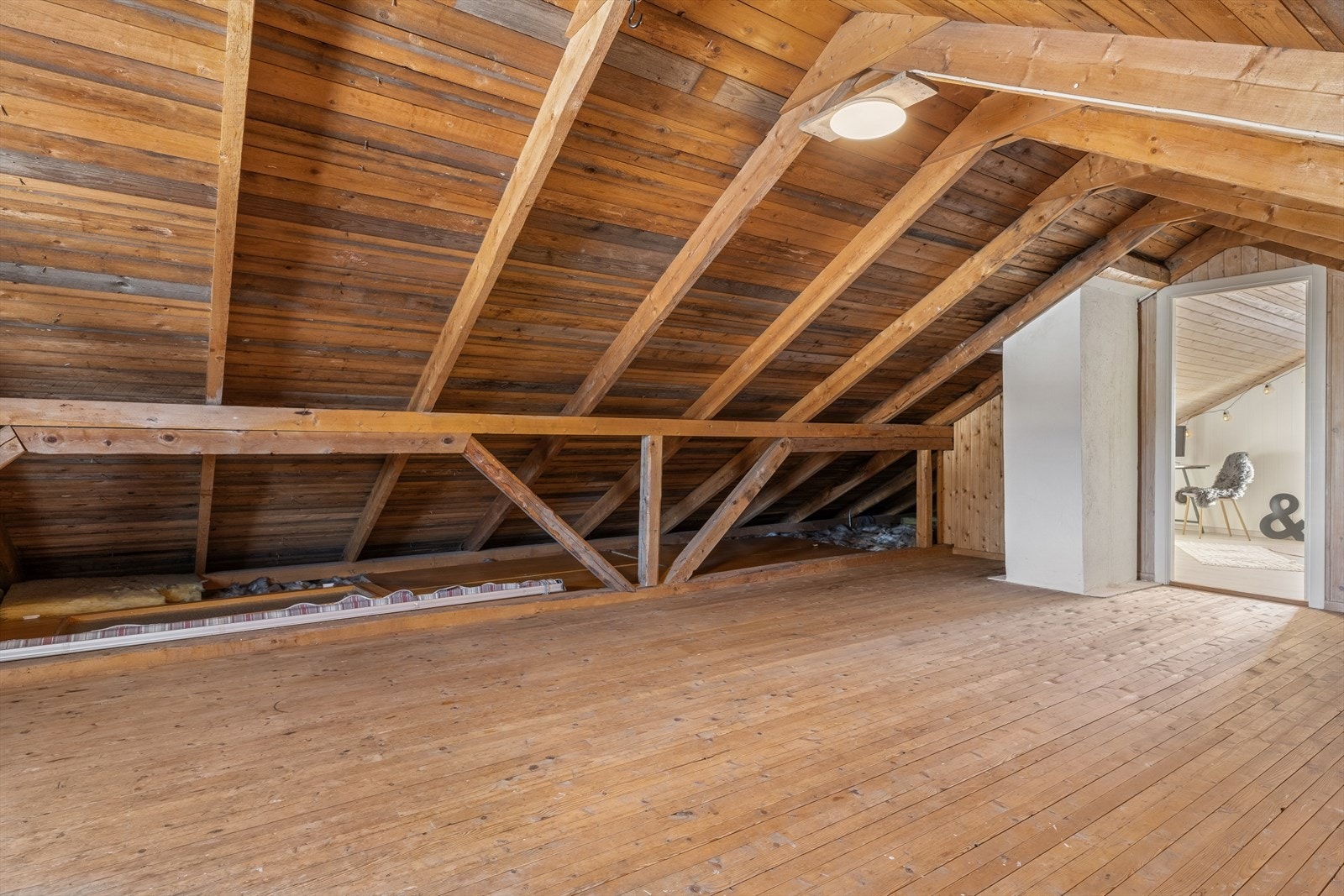 Leiligheten disponerer stort, uinnredet loftsrom med gode lagringsmuligheter (ikke godkjent for varig opphold) Galleribilde