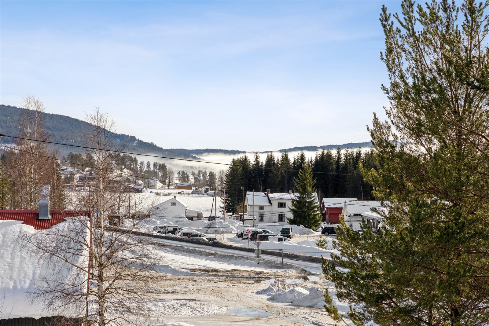 Eiendommen har en sentral beliggenhet på Harestua med nærhet til natur og servicetilbud Galleribilde