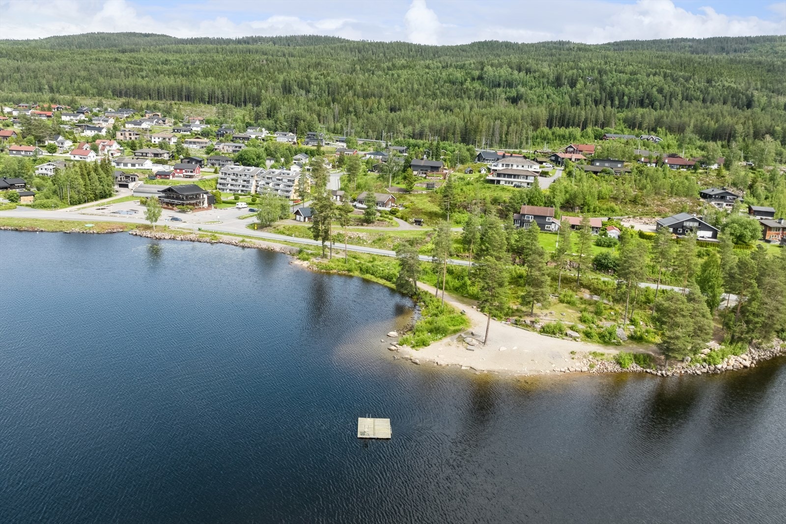 Også grei avstand til Harestuavannet som er et eldorado sommer som vinter Galleribilde