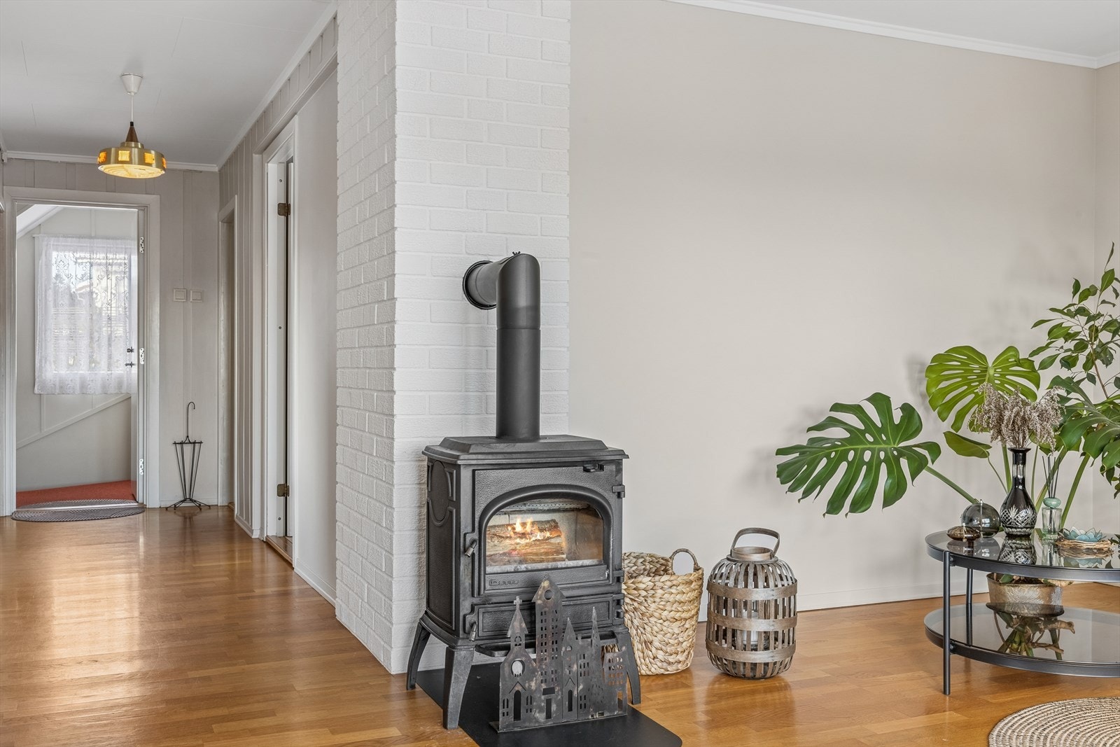 En klassisk vedovn gir både varme og en hyggelig atmosfære Galleribilde