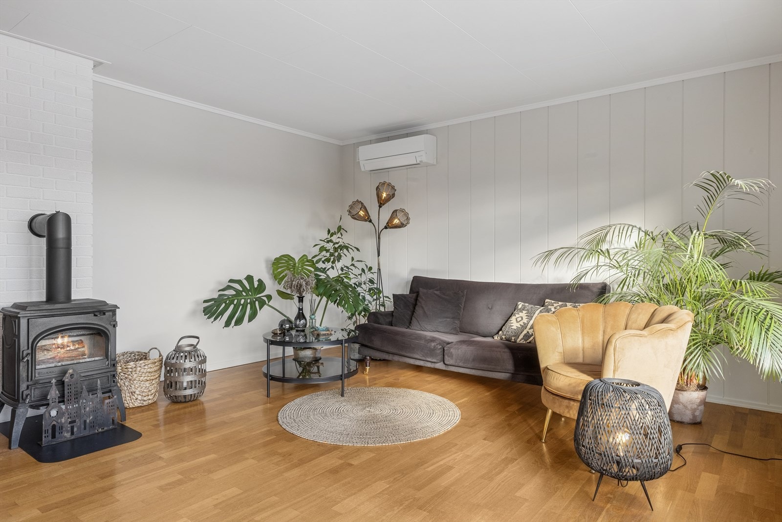 Stuen er et lyst og romslig oppholdsrom med en effektiv luft-til-luft varmepumpe (satt inn 2026) Galleribilde