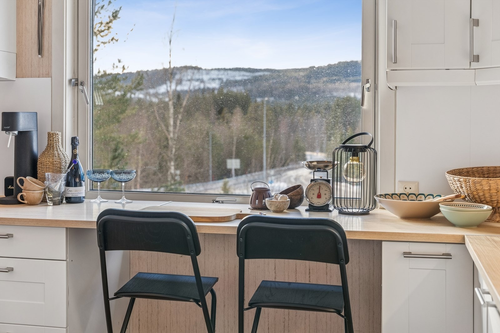 Hyggelig spiseplass ved vinduet Galleribilde