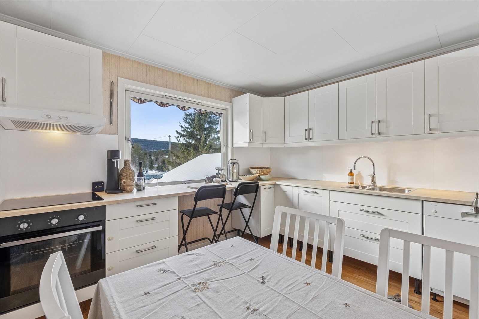 Kjøkkenet ble modernisert i 2023 med en brukt IKEA-innredning Galleribilde