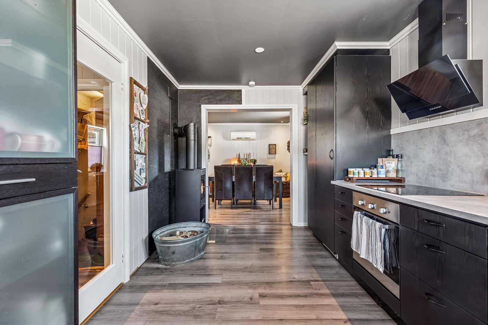 Moderne vinkelkjøkken med slette, folierte fronter og god skapplass. Galleribilde