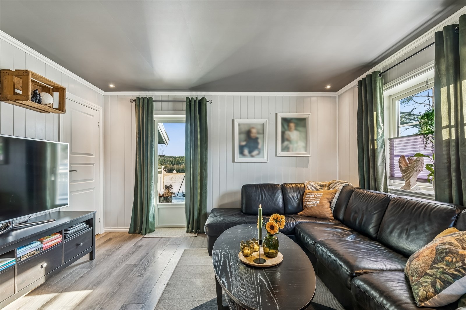 Stuen har plass til en romslig sofagruppe og vinduer fra 2017. Galleribilde