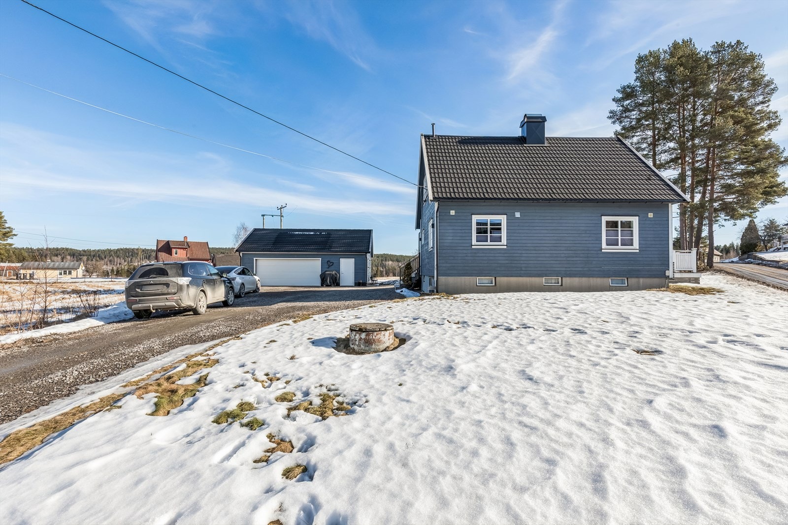 Eiendommen har en stor, nybygd garasje fra 2023 på 60 m². Galleribilde