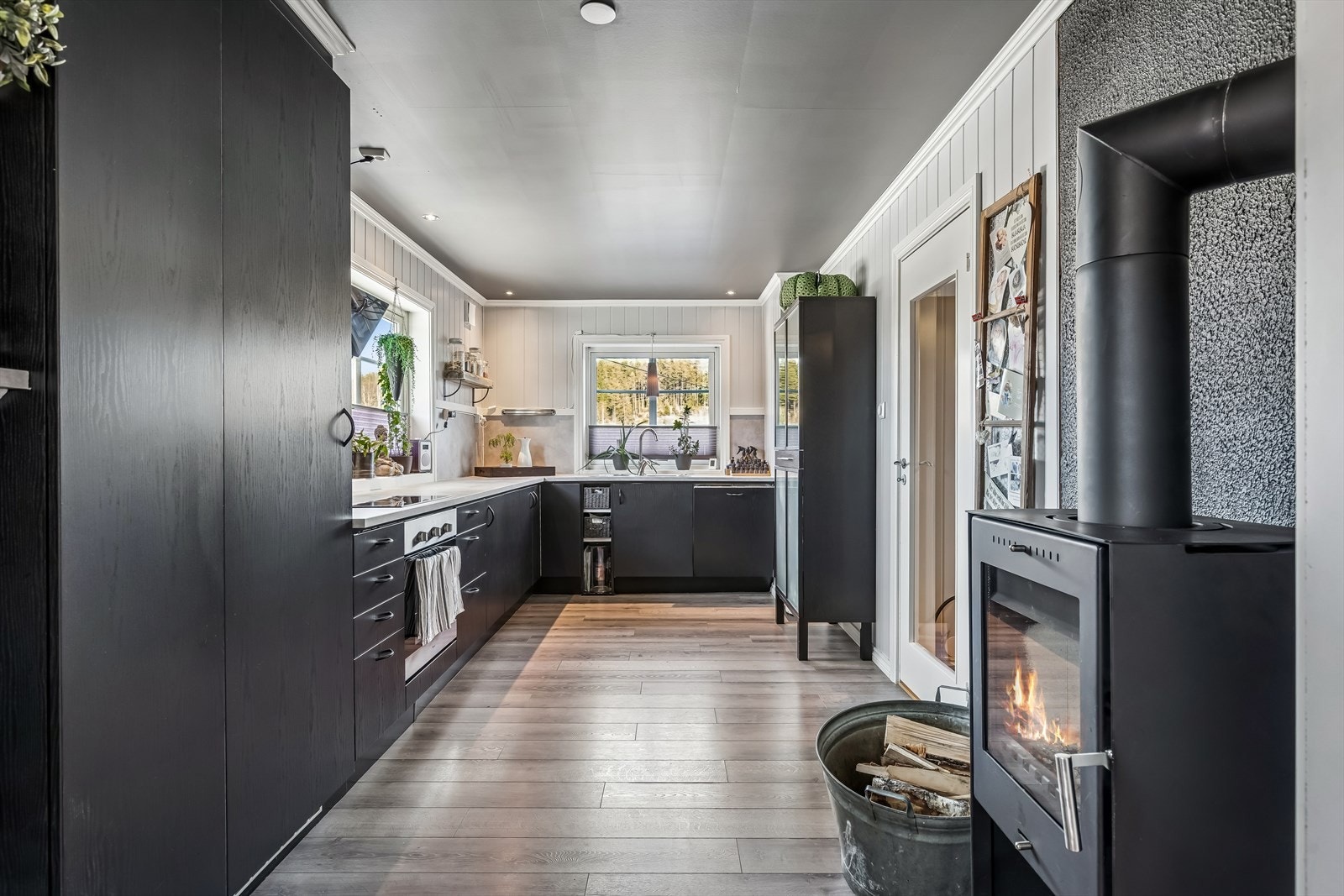 En ny peisovn fra 2023 er sentralt plassert mellom kjøkken og spisestue. Galleribilde