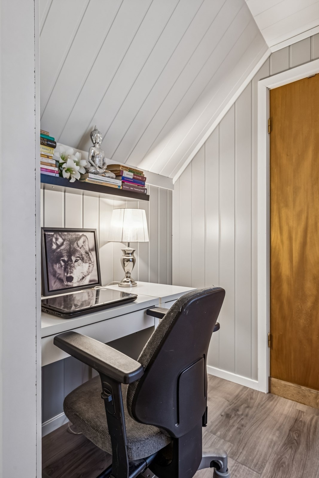 Praktisk garderobe i andre etasje, som er et tidligere bad. Galleribilde