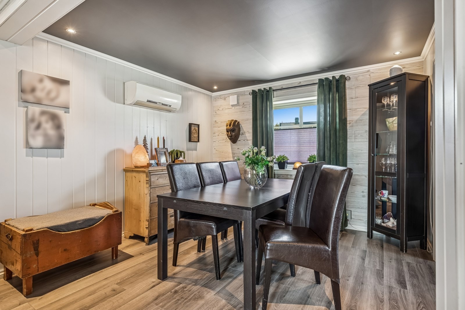 En eldre varmepumpe i stuen sørger for effektiv oppvarming. Galleribilde